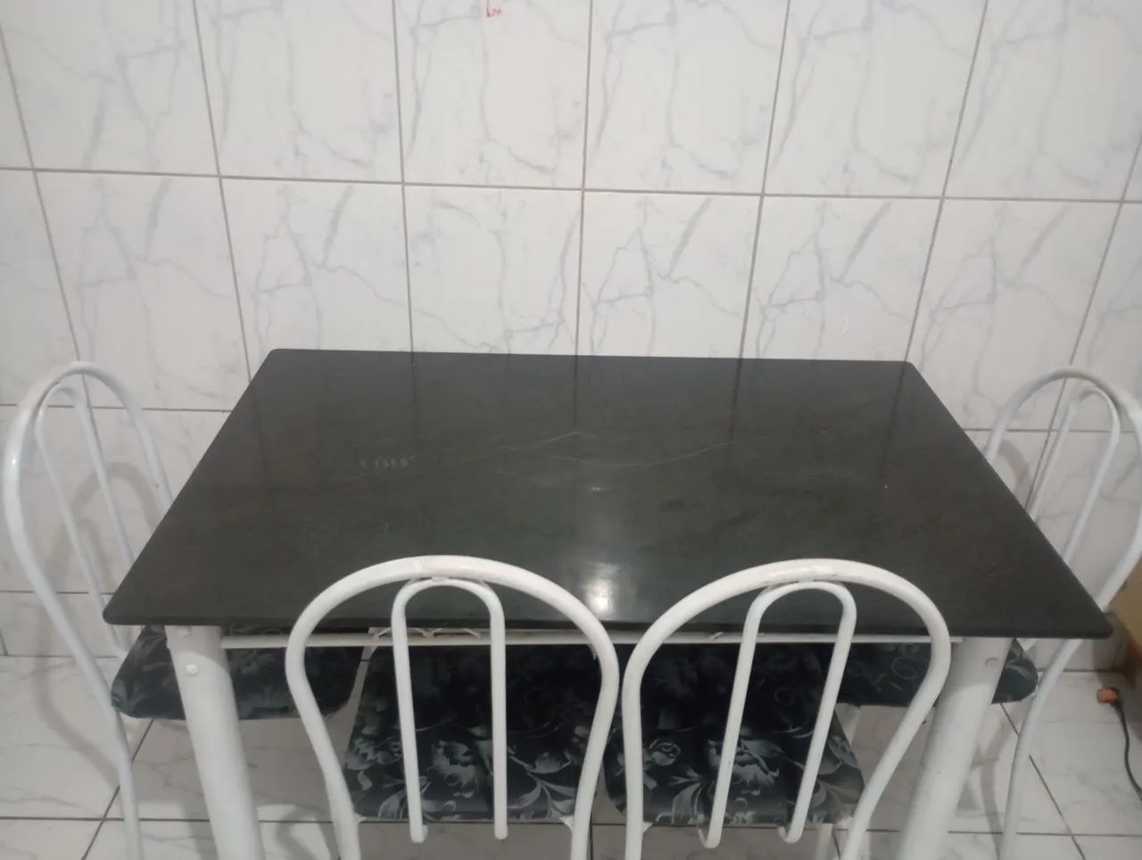 Mesa com 4 cadeiras uso razoável 