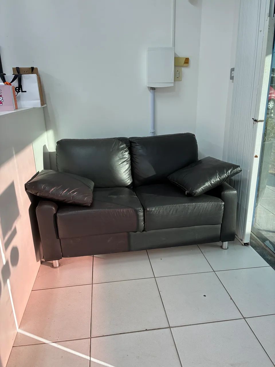 Sofá preto dois lugares - tok Stock, courvin 