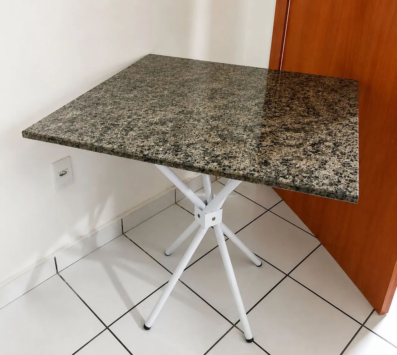 Mesa com tampo de Granito