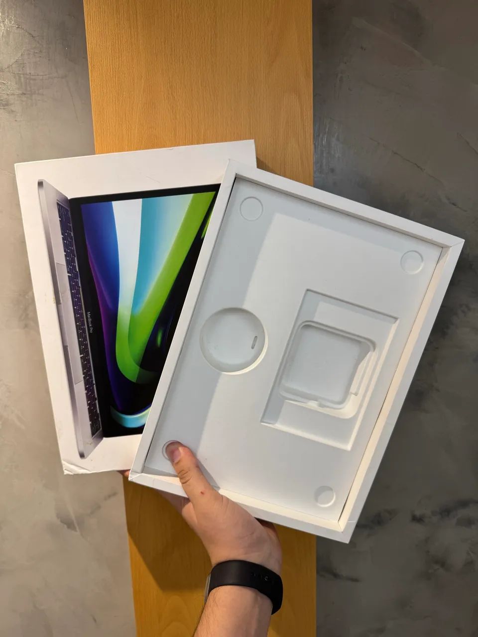 Caixa de MacBook Pro 13? 256GB M2 8GB Cinza espacial - Periféricos