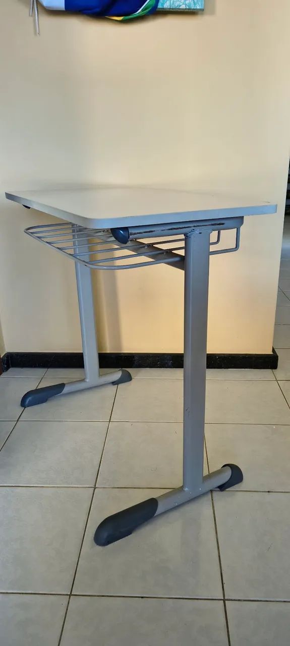 Mesa de trabalho ou banca escolar 