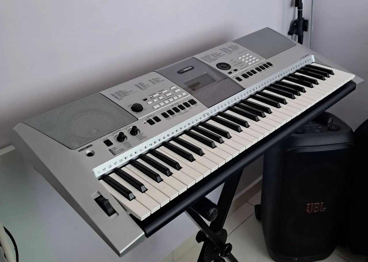 Teclado PSR E 413 YAMAHA.