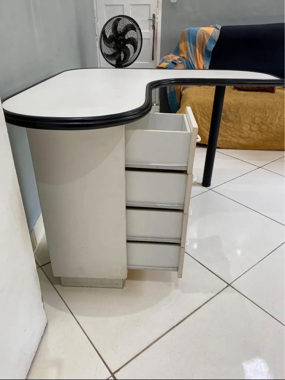Mesa de escritório escrivaninha em L , com gavetas 