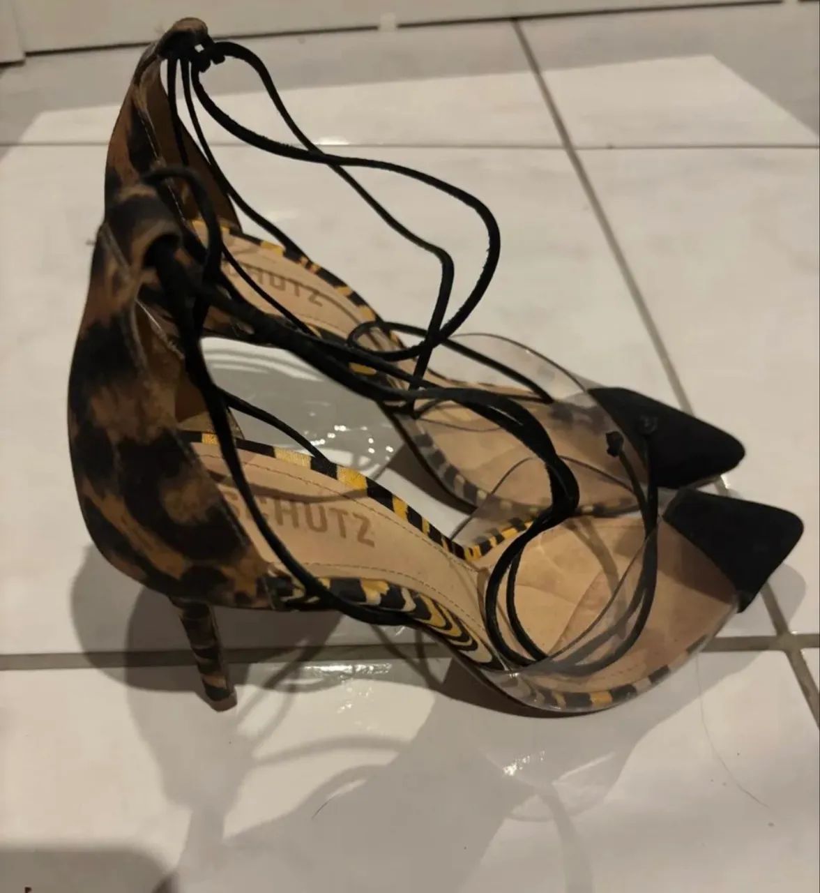 Scarpin Schutz onça com transparência 
