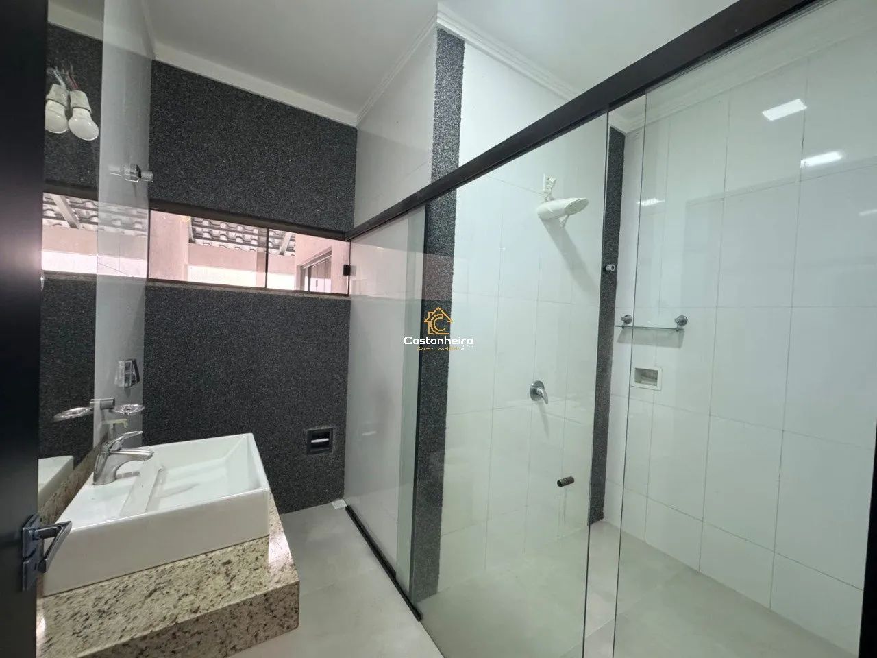 Casa com Edícula Gourmet - 03 Quartos sendo 01 Suíte Master com Closet e Banheira em Área  - Foto 12