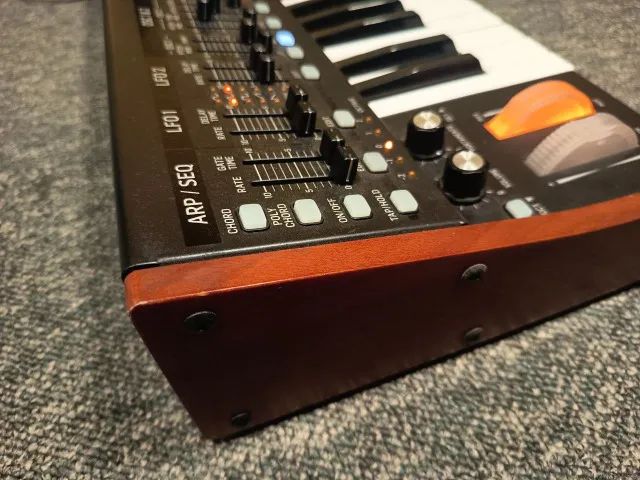 Sintetizador Behringer Deepmind 6 - Foto 4