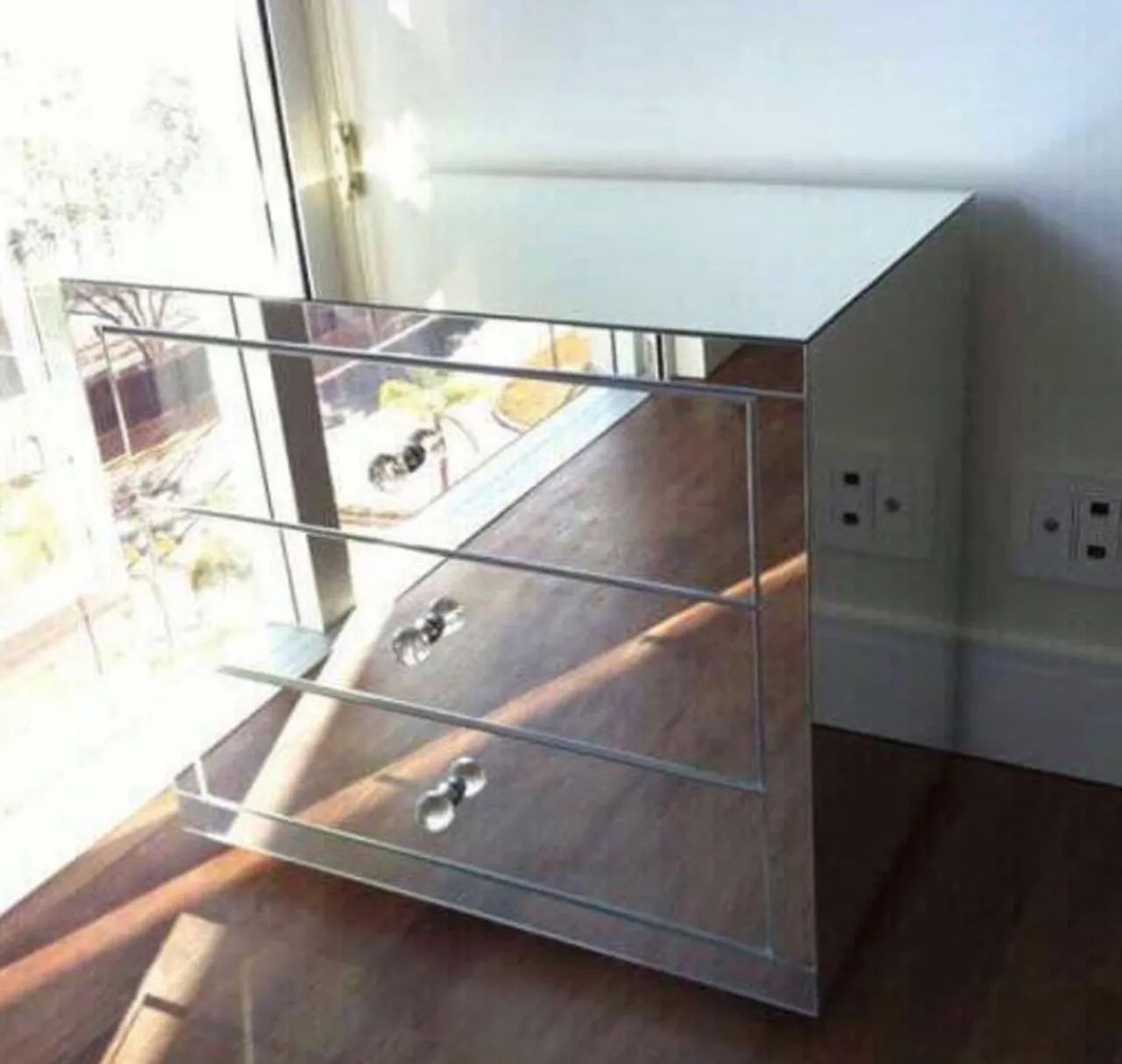 Mesa de Cabeceira Espelhada