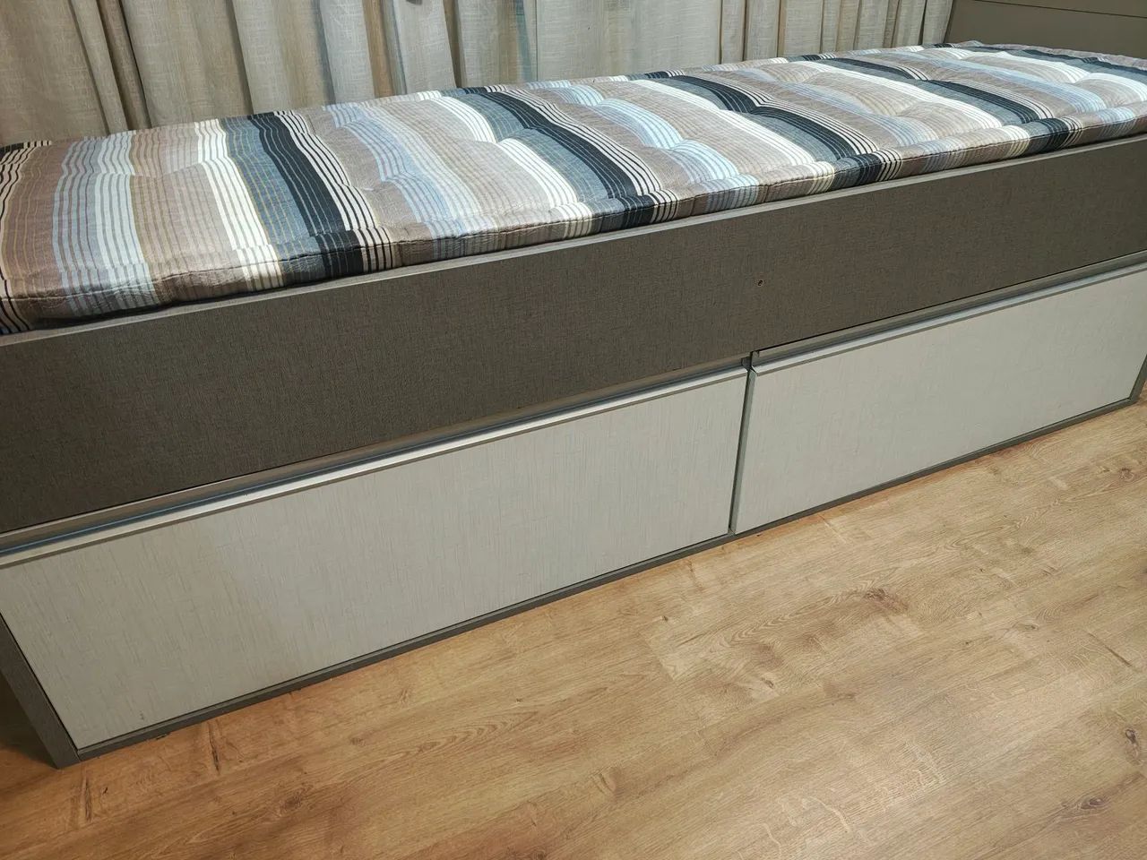 Sofá Futon com 2 gavetões de madeira - Foto 2