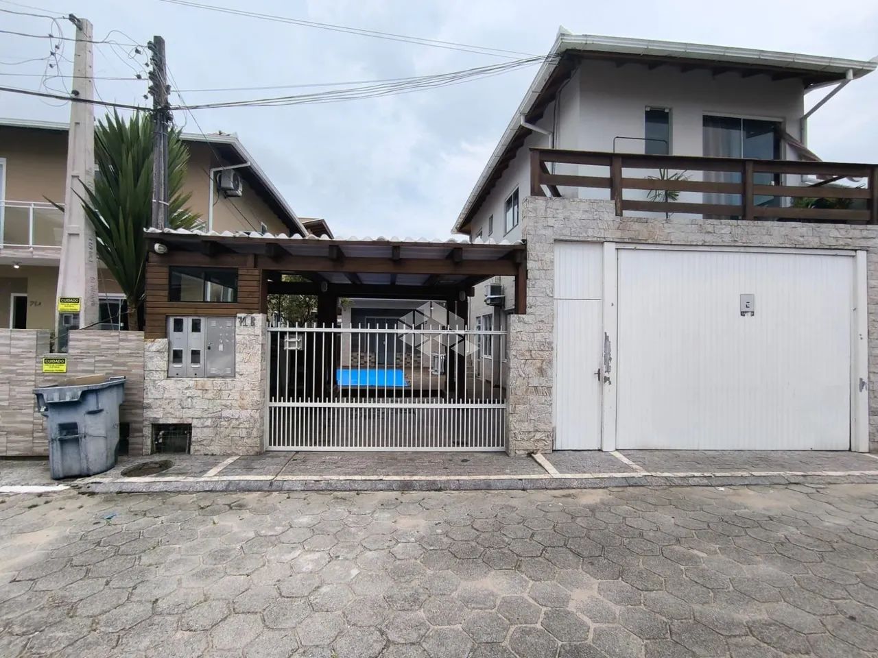 Terreno com casa, 2 apartamentos e kitnet na Barra da Lagoa - Florianópolis