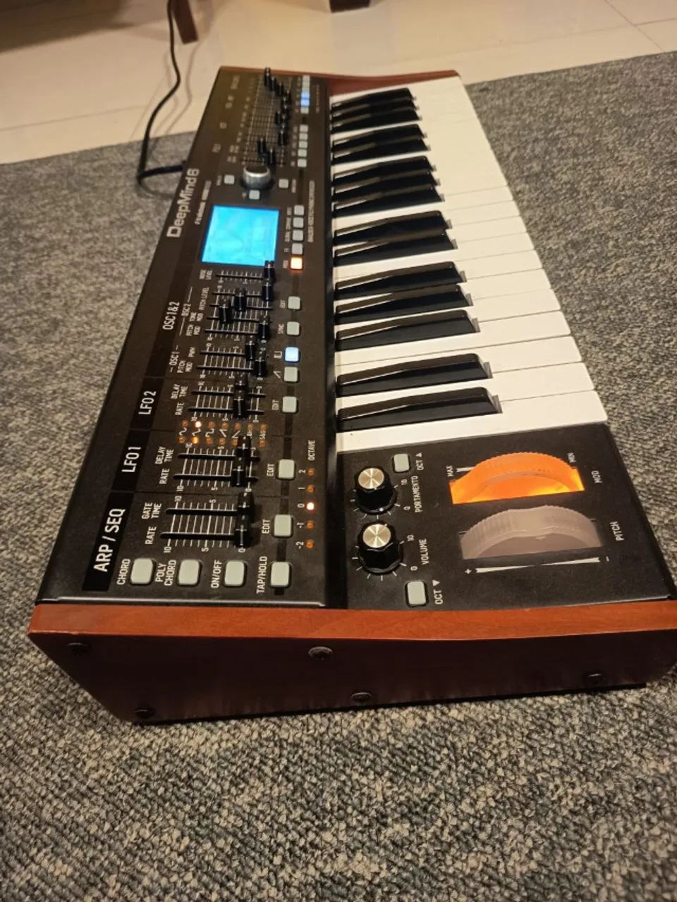 Sintetizador Behringer Deepmind 6 - Foto 5