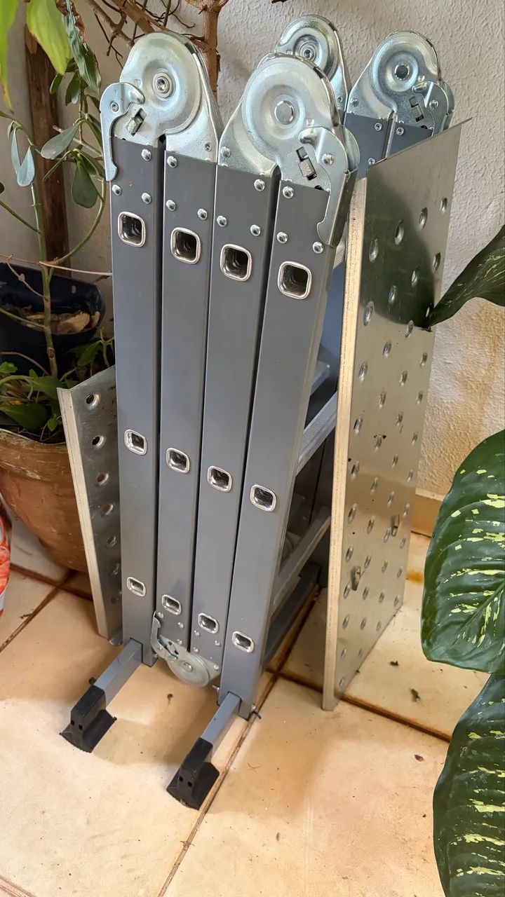 Escada de Aço e Alumínio Multiuso 4x3 com Plataforma 12 Degraus Nell KMP403 - Foto 2