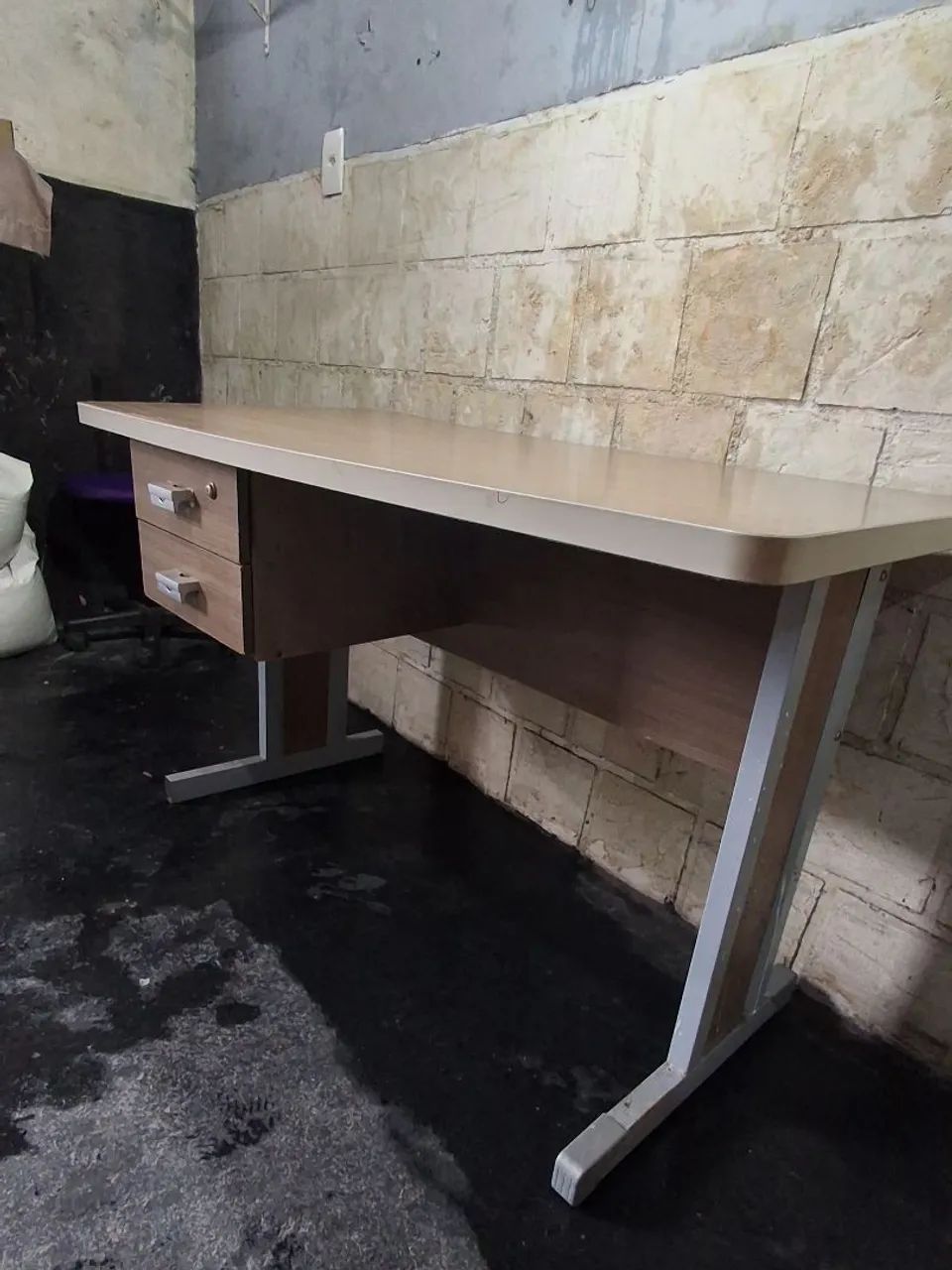Mesa de escritório em bom estado  - Foto 3