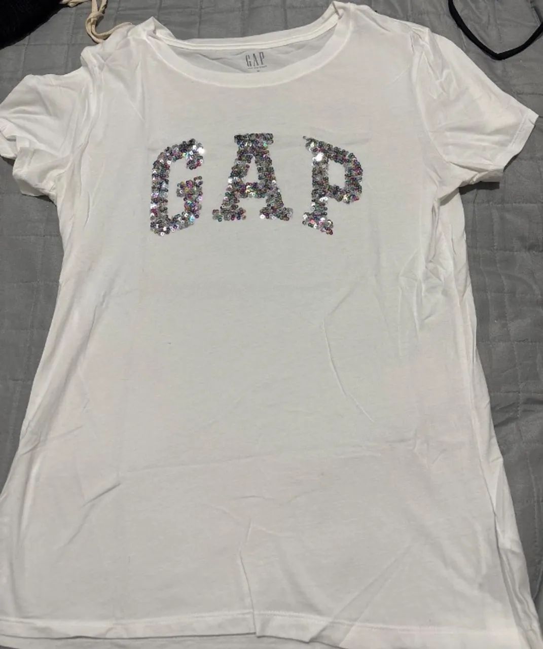Camiseta Gap com Paetê Frutacor 
