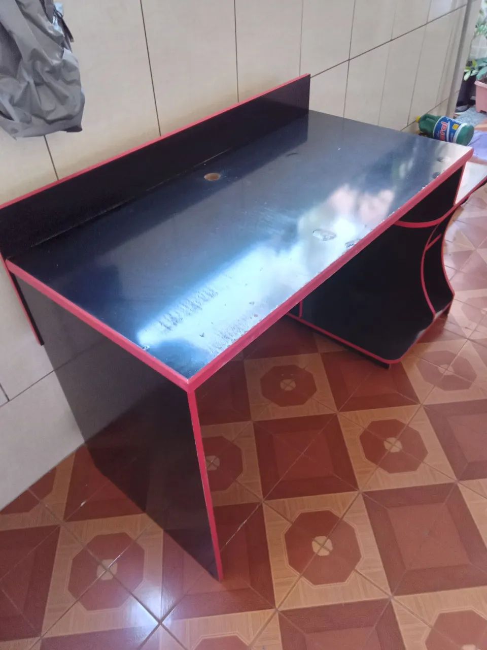 Mesa gamer com avarias. 