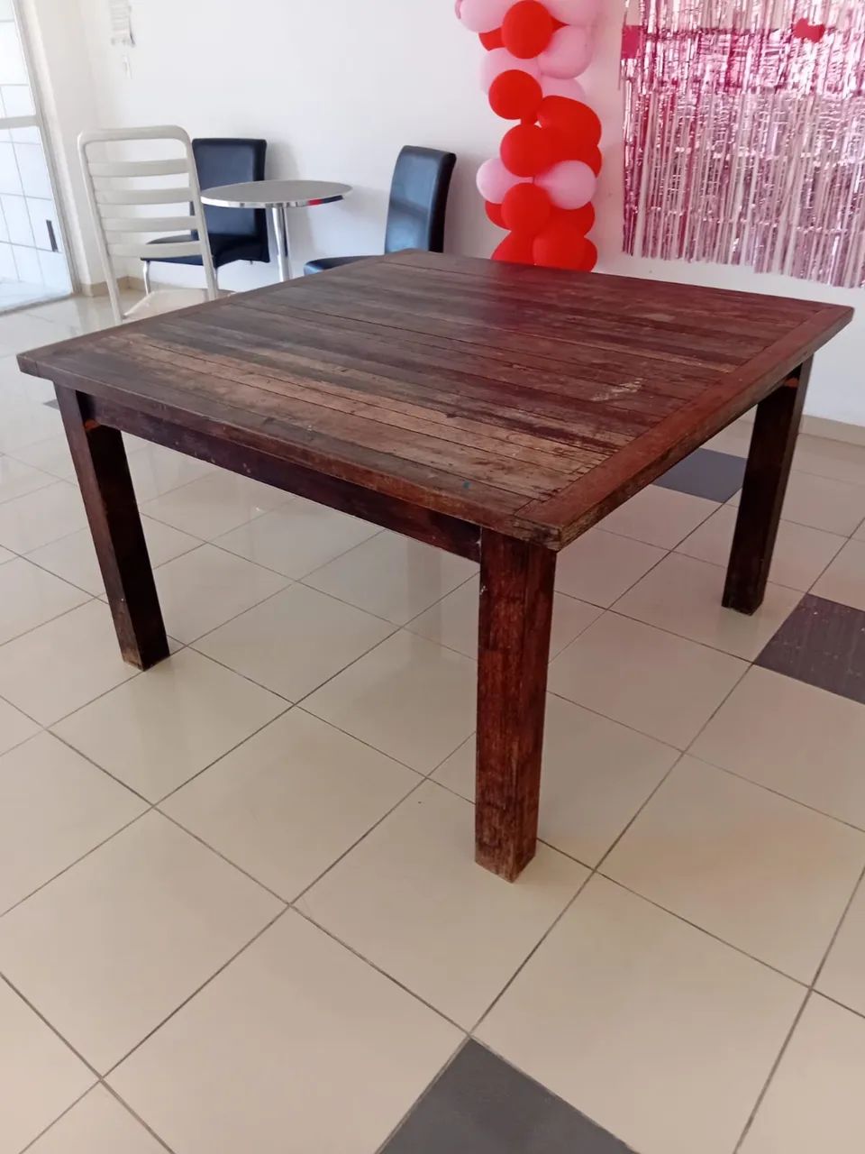 Mesa de madeira maciça grande e resistente - estilo rústico