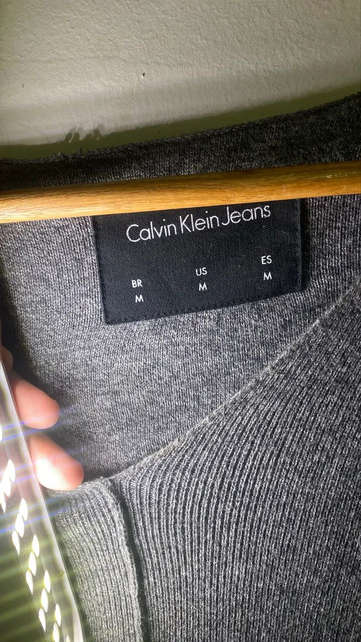 suéter gola V - tamanho M cinza - Calvin Klein Jeans - Foto 3