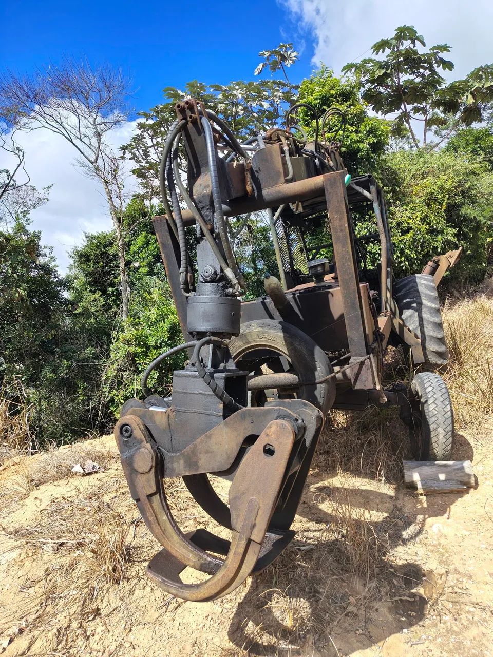 Trator florestal.     - Foto 2