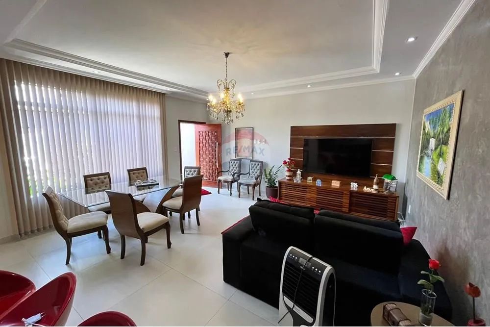 Casa com Três Quartos , sendo uma suite e com area Gourmet.