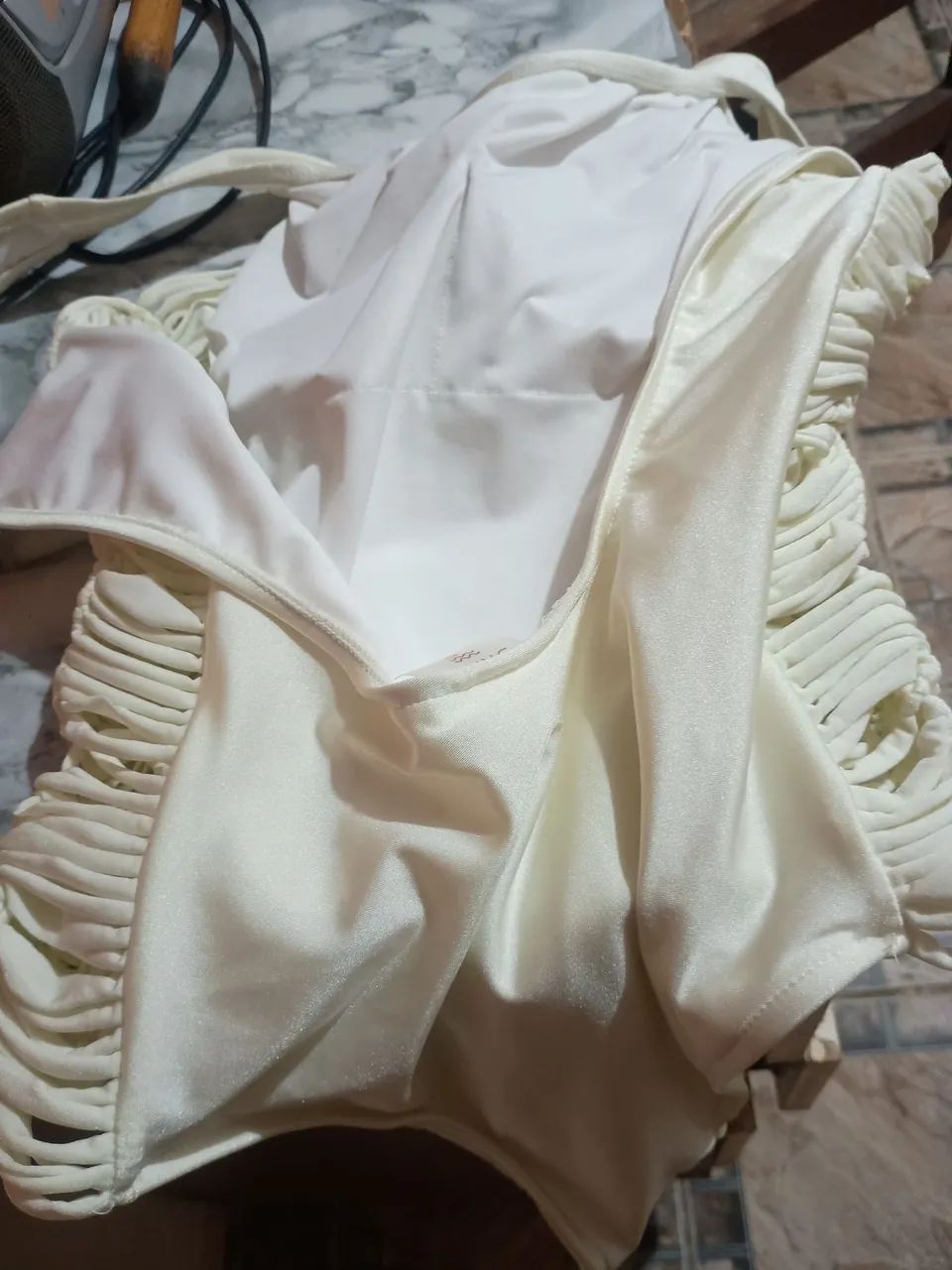 Vendo um body branco,modelo bonito e moderno - Foto 3