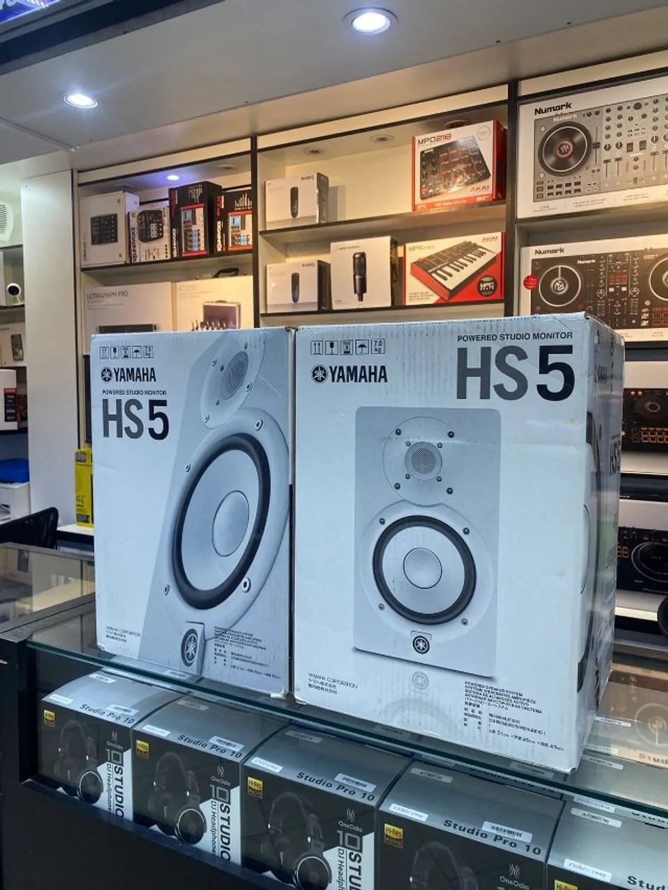 Par de Monitores de áudio Yamaha HS5 Branco Oferta World Of Music