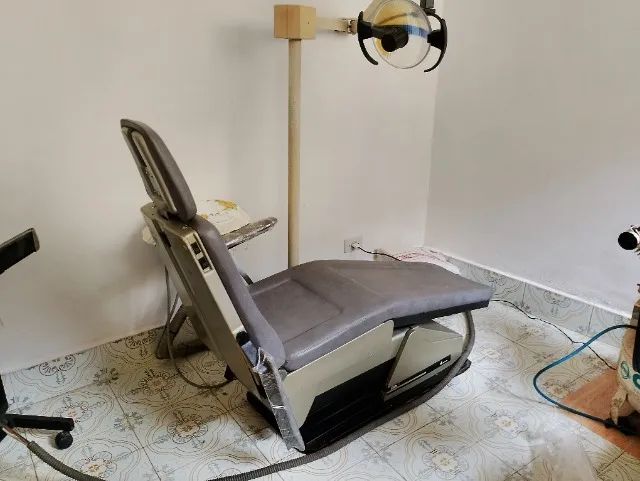 Cadeira e compressor odontológico 
