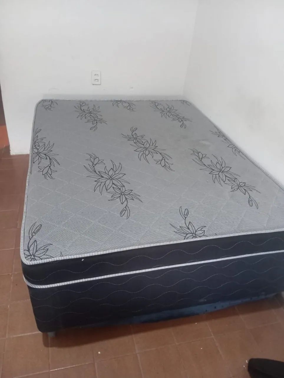 Cama box com painel 