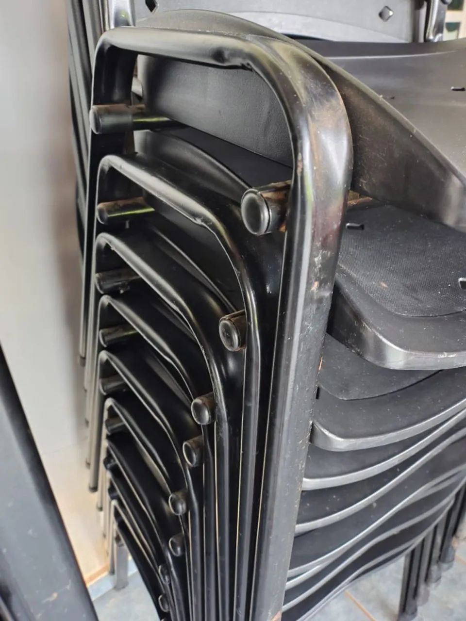  Cadeiras Fixas Empilháveis Plaxmetal Preta - Foto 5