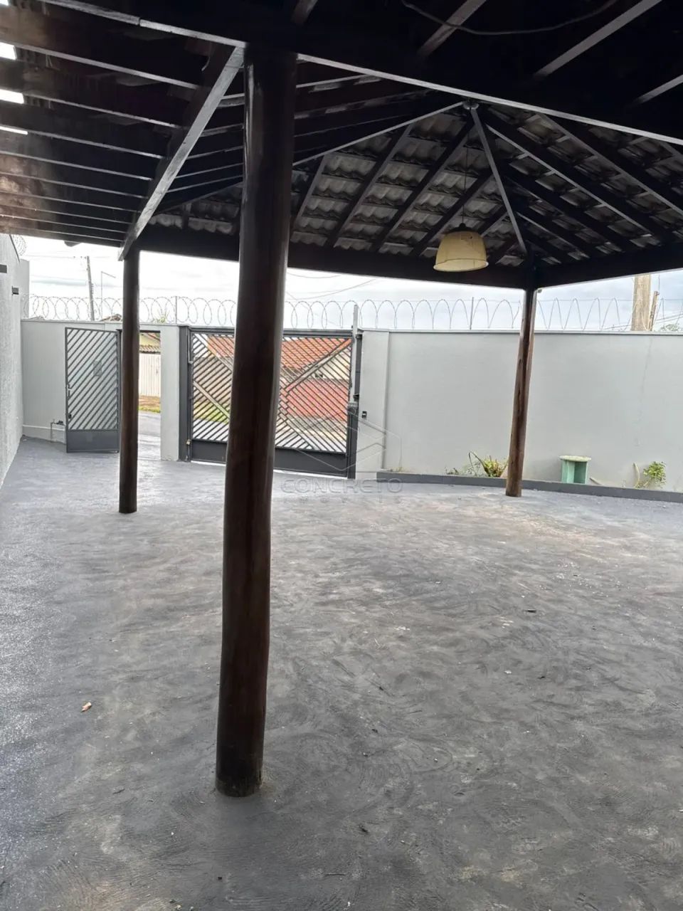 RESIDÊNCIA COM 3 DORMITÓRIOS EM EXCELENTE LOCALIZAÇÃO