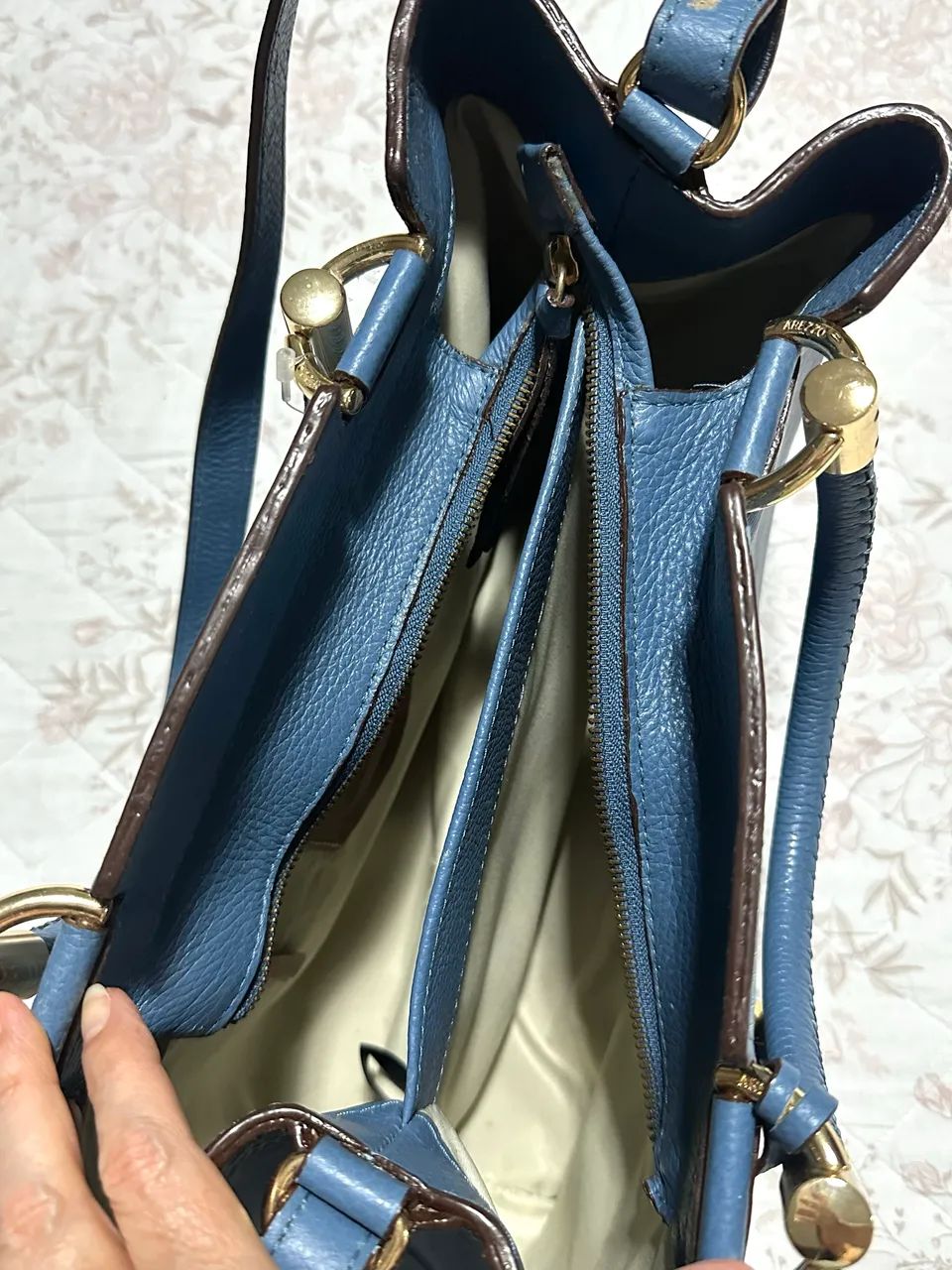 Bolsa Arezzo original em couro azul - Nunca usada kkk - Foto 3