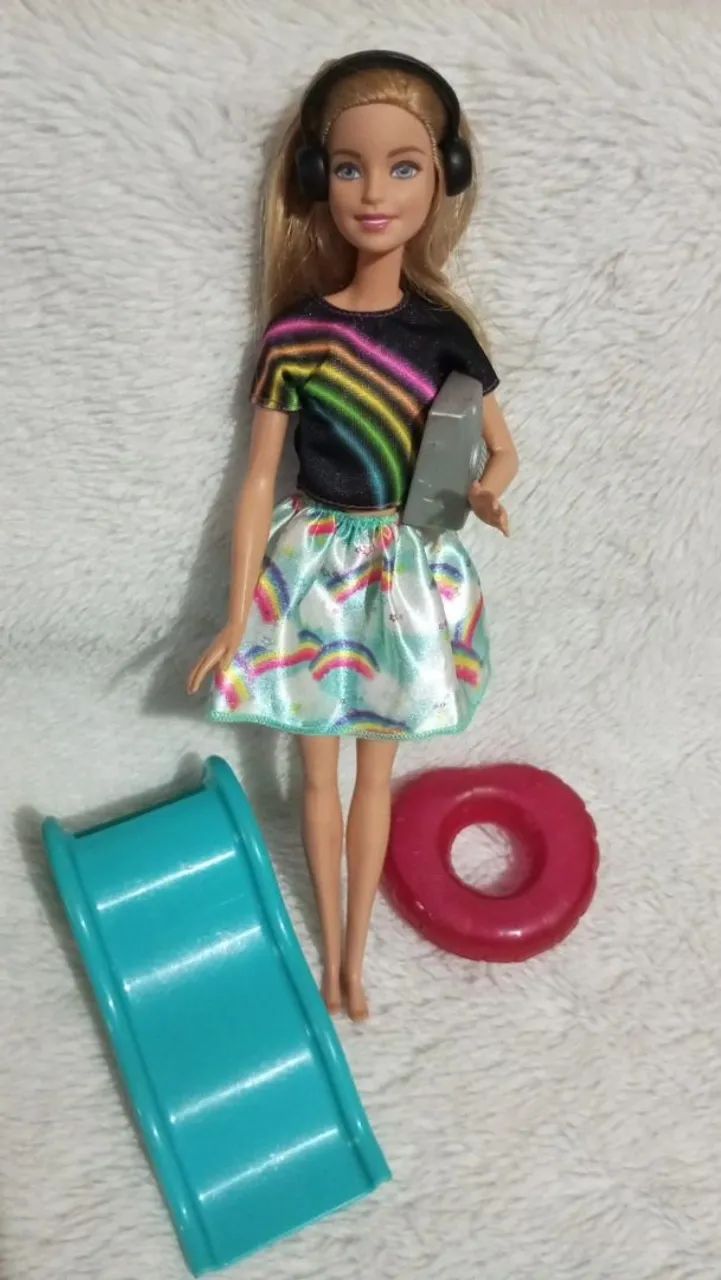 Boneca Barbie com utensílios  