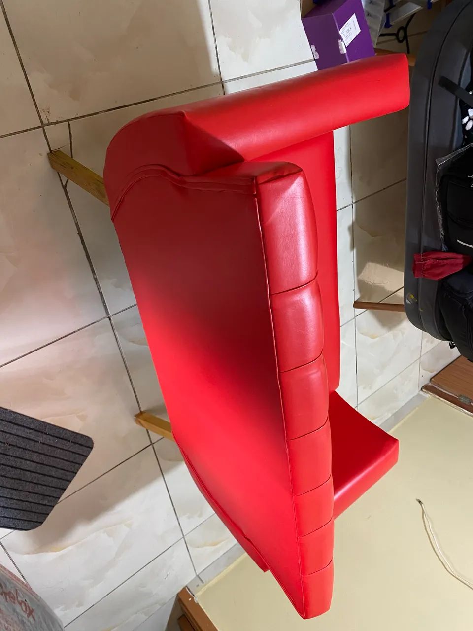 Sofa Namoradeira  Vermelha  de Couro - Foto 3