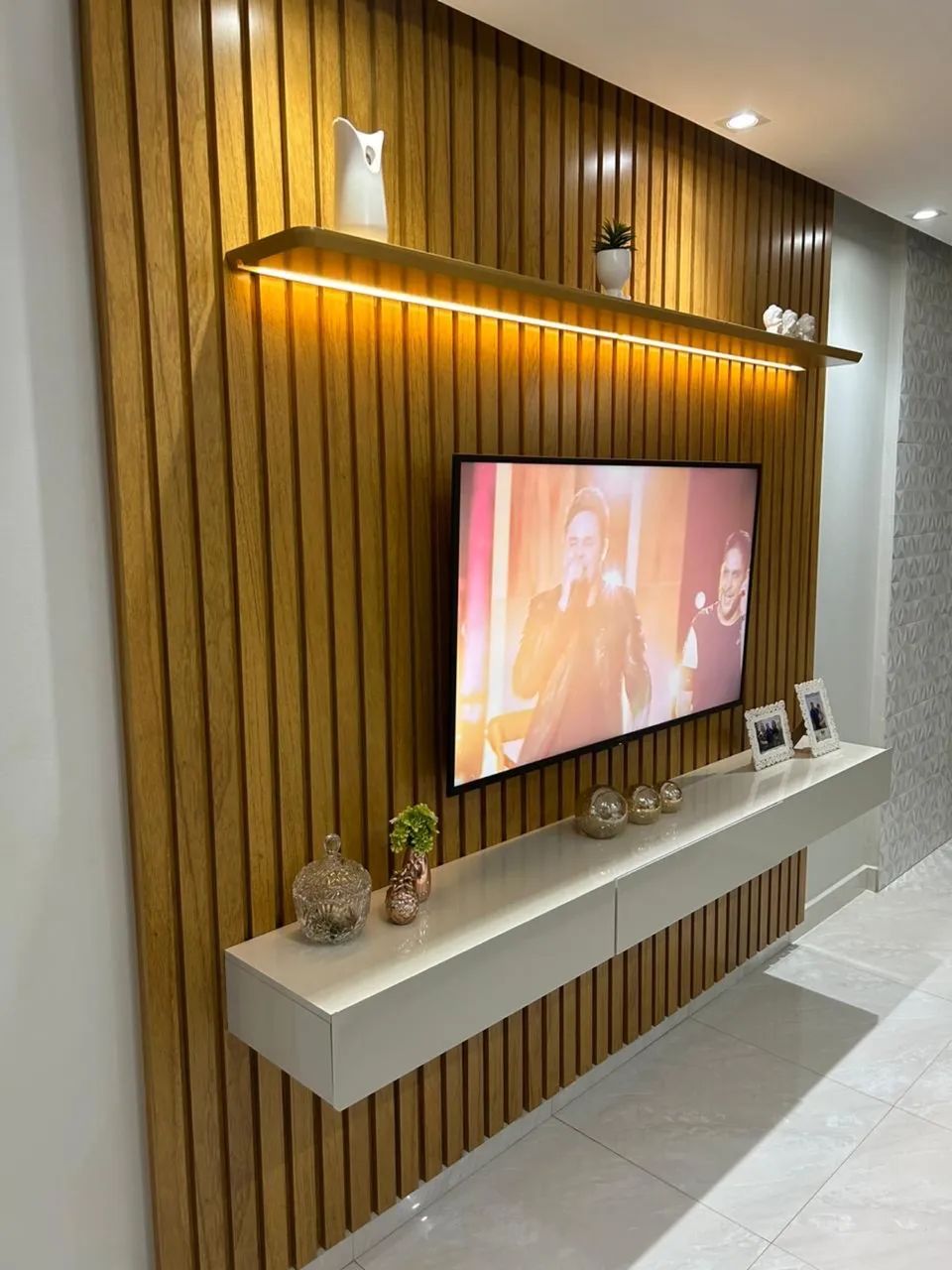 _*PAINEL NOBRE RIPADO C/ PRATELEIRA E LED E NICHO*_                      