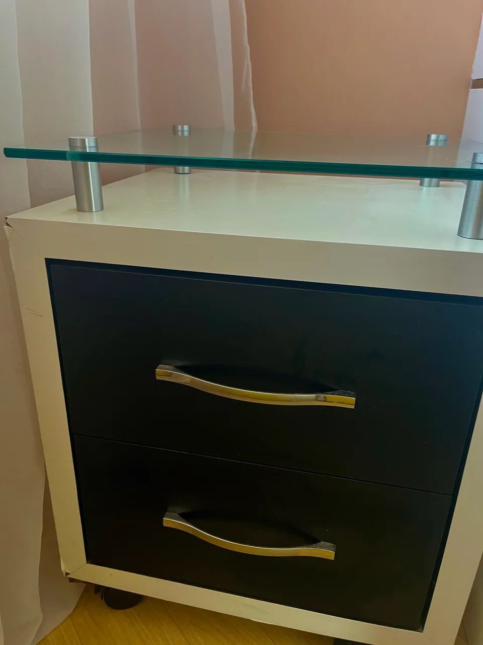 Mesa de cabeceira com tampo de vidro - Foto 4