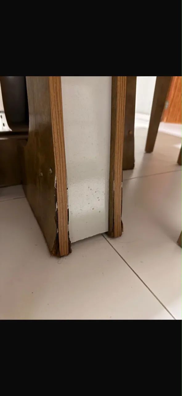 Vende-se Mesa com 4 cadeiras com avaria nas pernas  - Foto 4