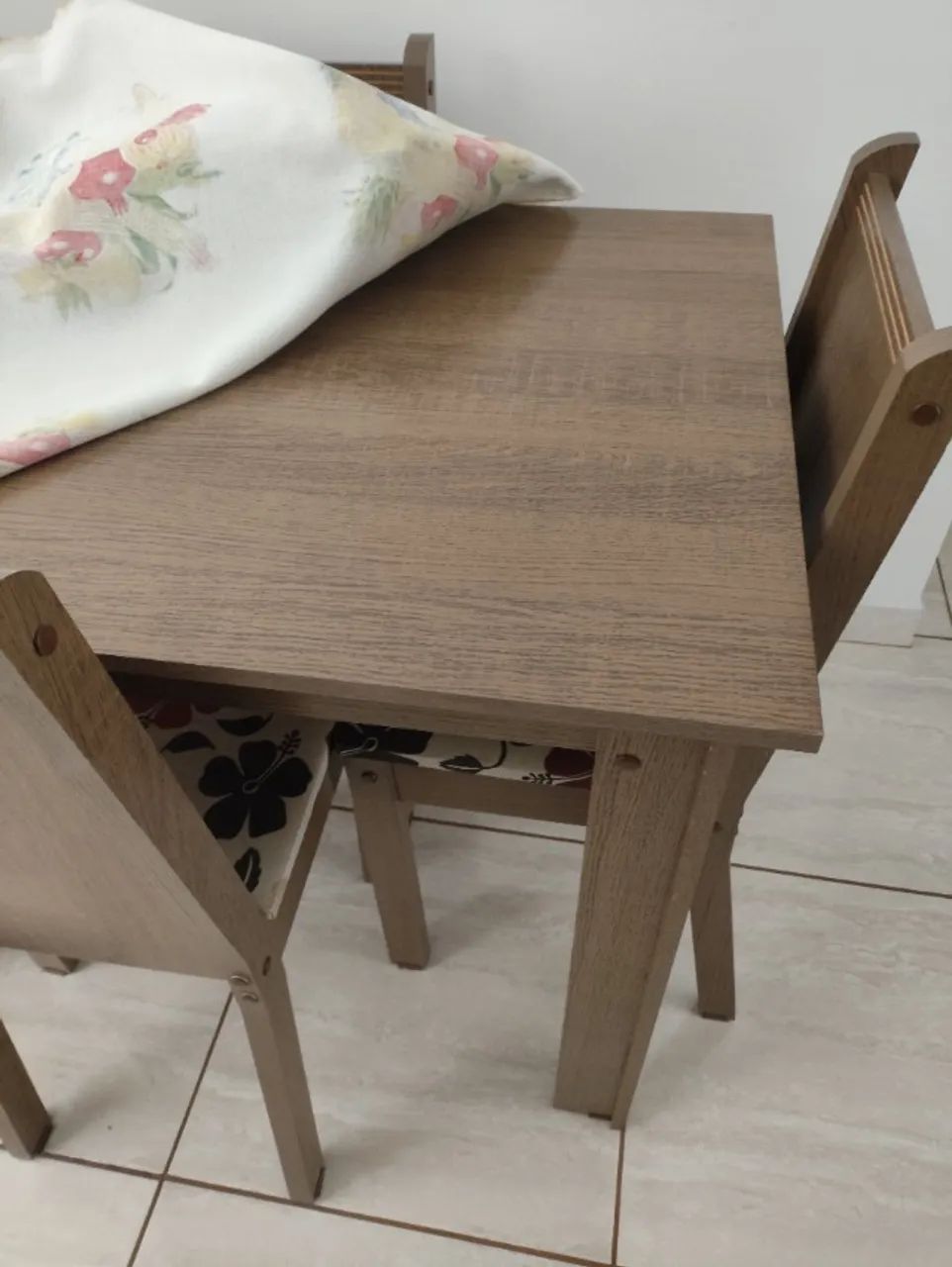 Mesa retangular com 4 cadeiras 