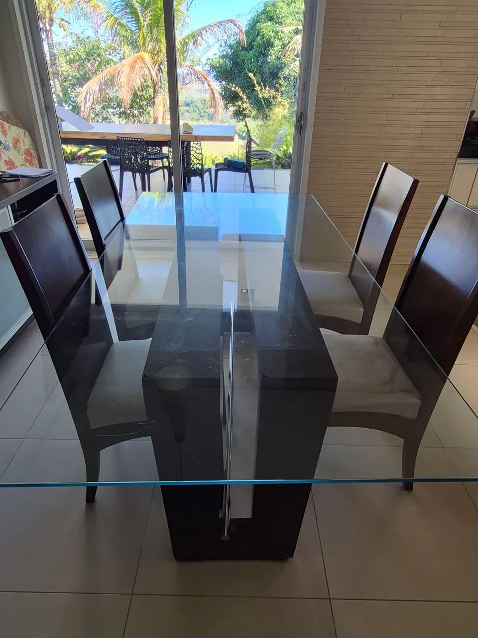 Mesa jantar de vidro 2,00 x 1,00. Com 4 cadeiras e Buffet de madeira