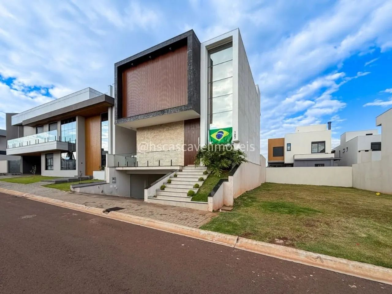 TRIPLEX MOBILIADO E DECORADO NO CONDOMÍNIO FECHADO VILA FIRENZE - COM 4 QUARTOS, PISCINA E - Foto 3