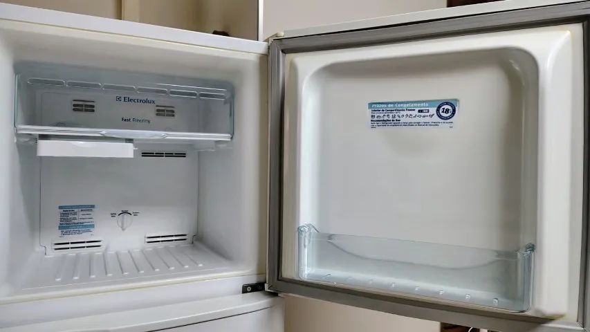 GELADEIRA ELECTROLUX DF 34 COM FREEZER - Foto 4