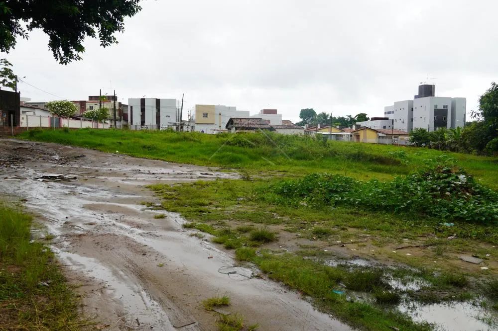 TERRENO COM 4.300,00m² na principal do Geisel x Valentina - Foto 2