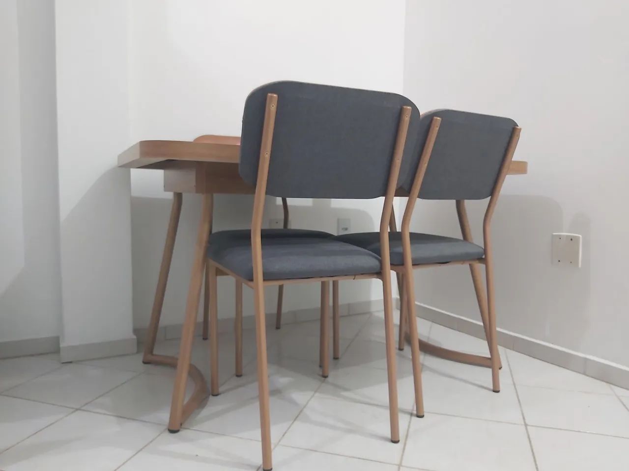 Mesa Mdf com 4 cadeiras  - Foto 4