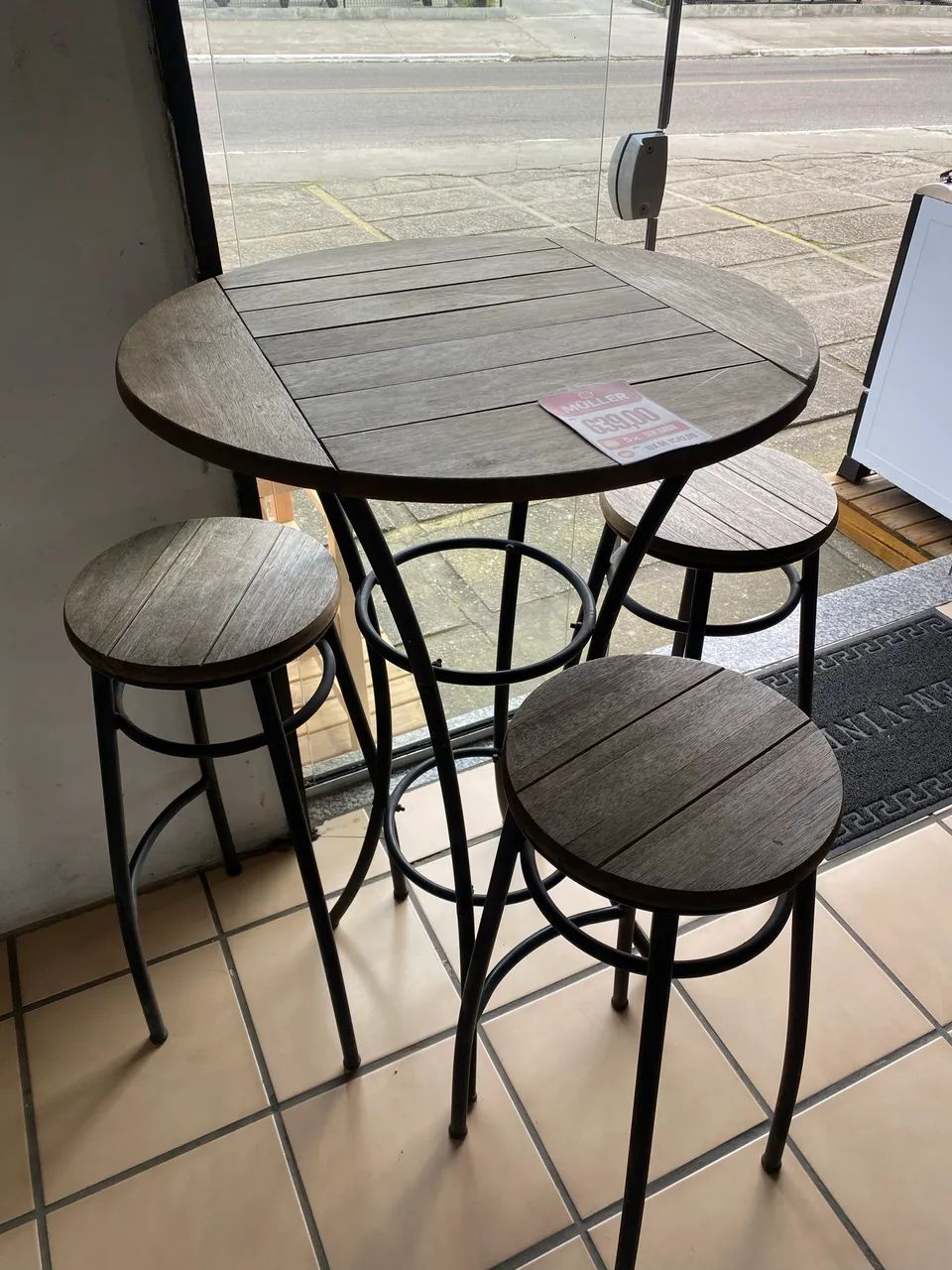 Mesa bistrô com 3 banquetas 