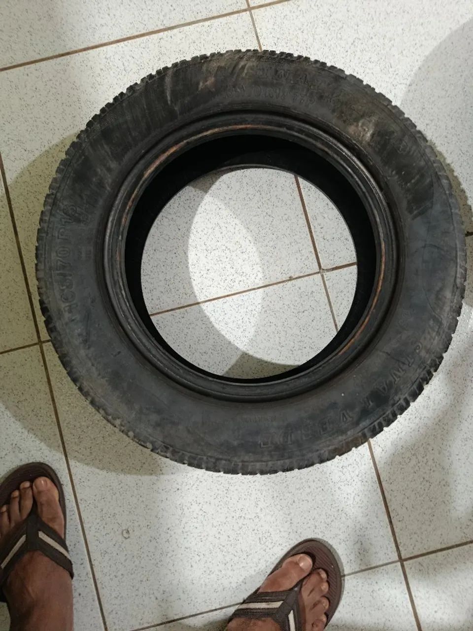 Vendo dois pneus usado 70/65/13 