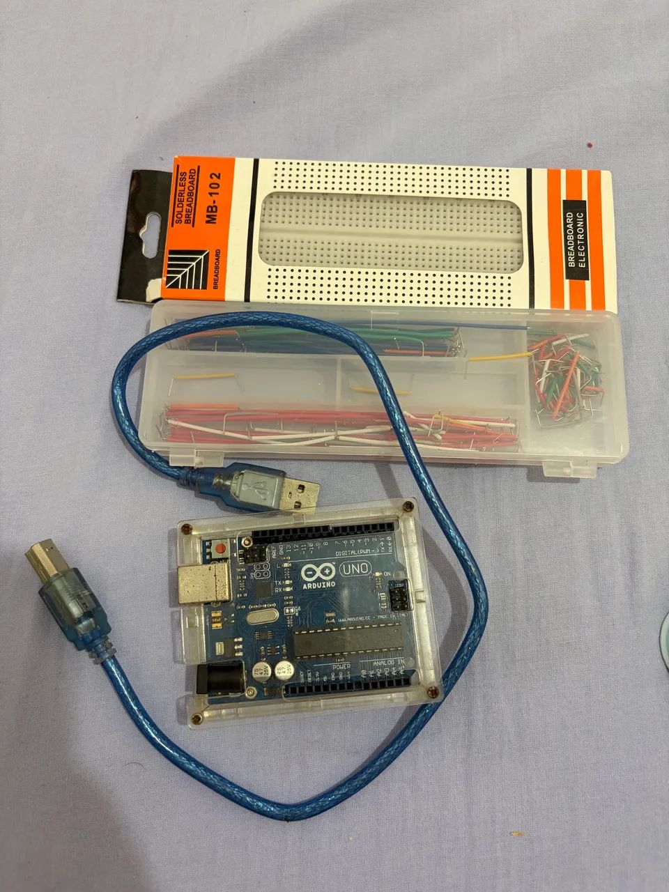 Arduino Uno R3 com protoboard de 830 pontos e jumpers