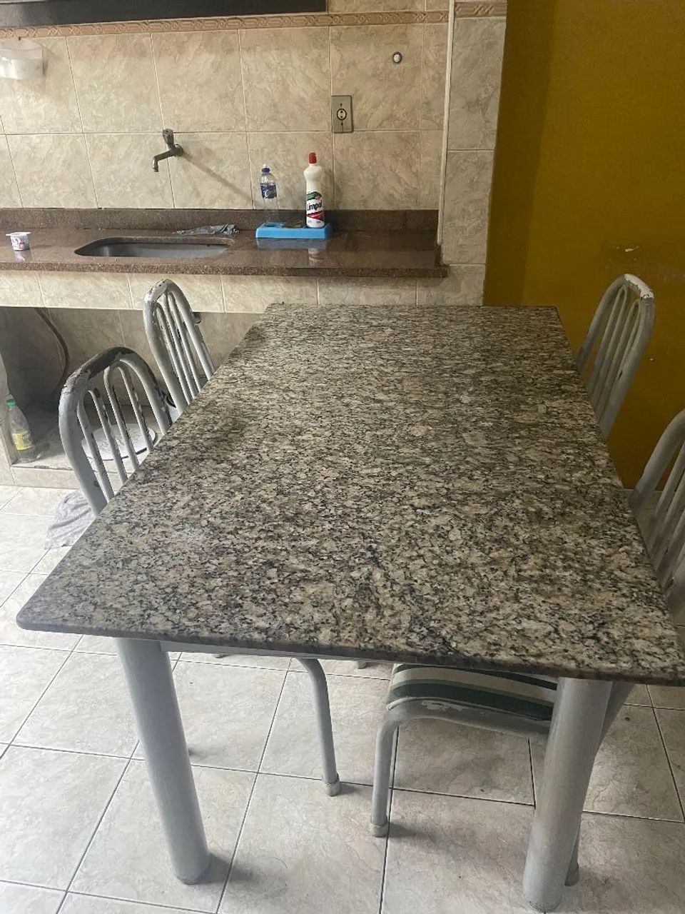Vendo mesa em Granito com 04 Cadeiras - Foto 2