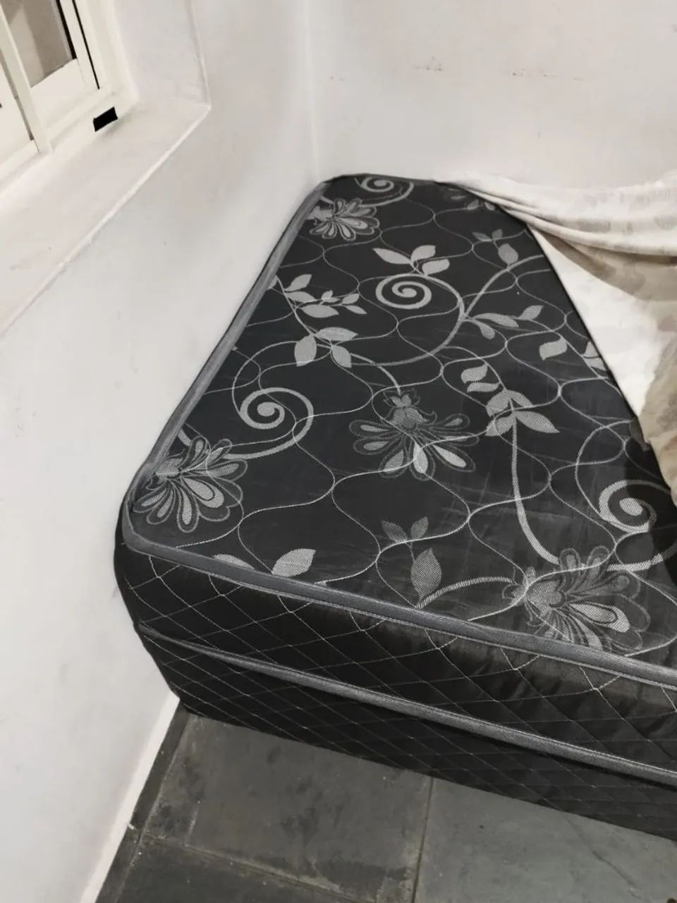 Vendo cama box e um guarda roupa pequeno 