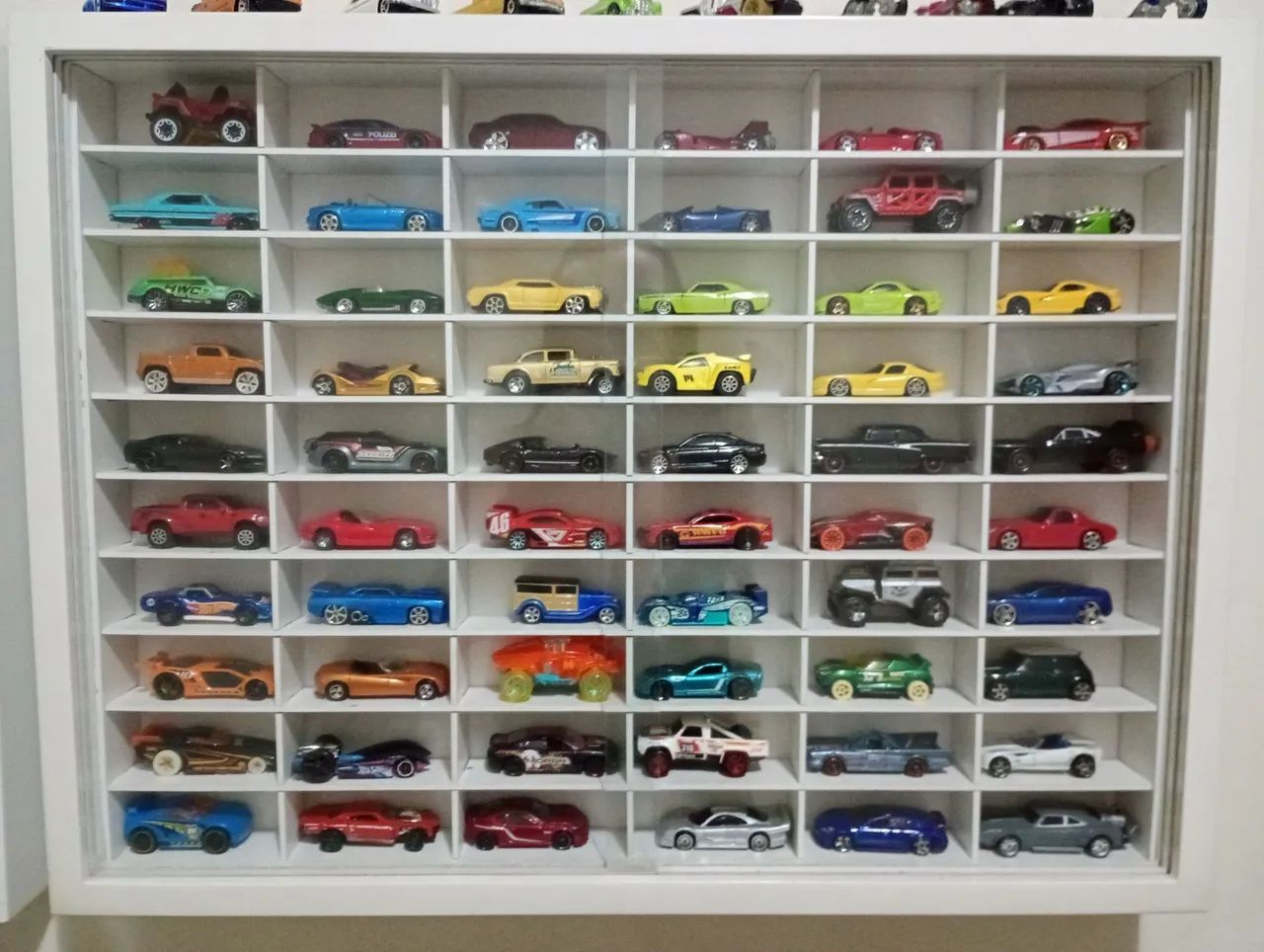 60 carrinhos Hotwheels + expositor