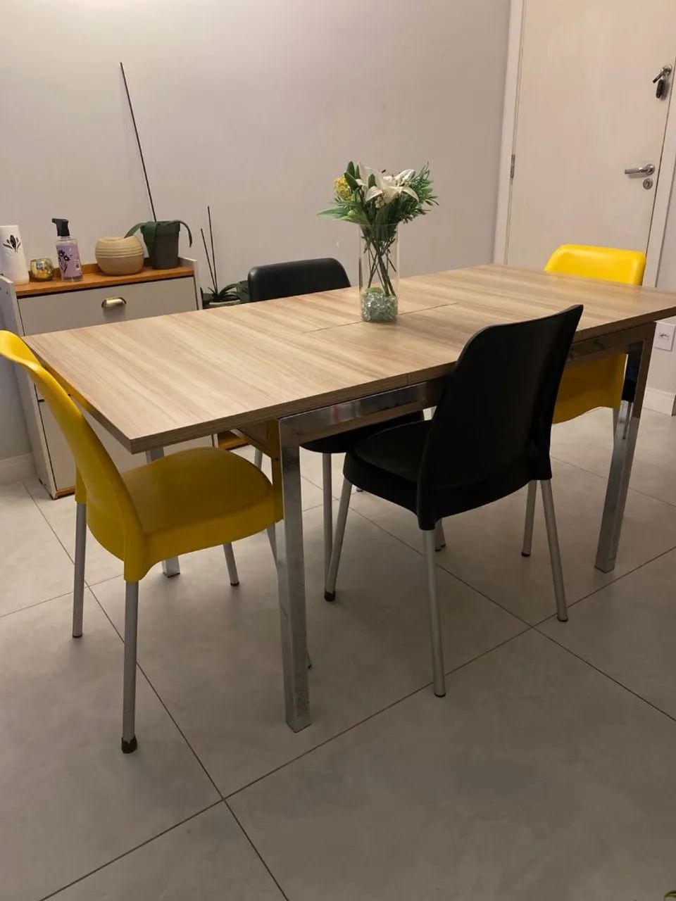 Mesa extensivel 4 e 6 lugares com 4 cadeiras tramontina - Foto 5