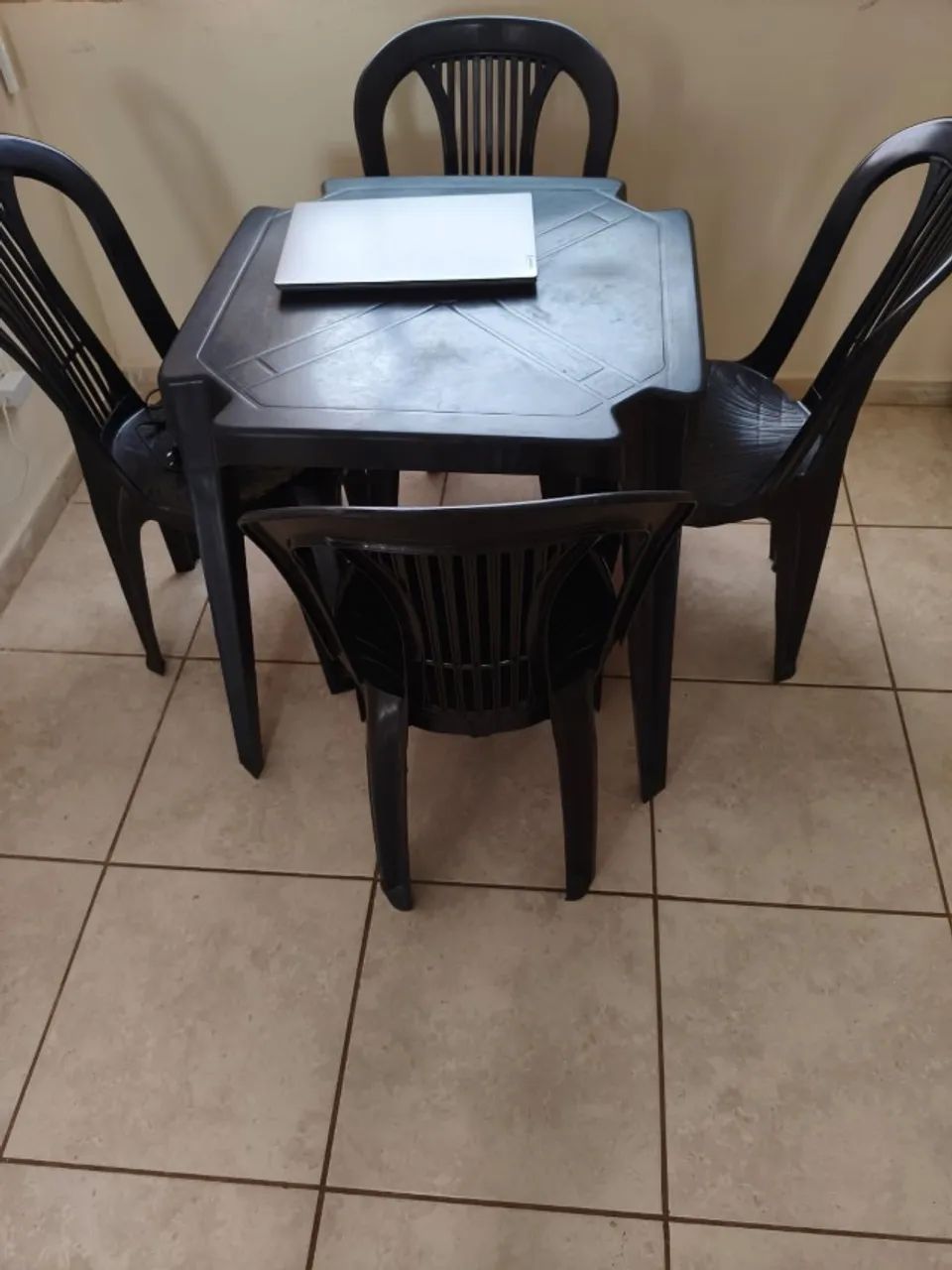 Mesa plástico 4 cadeiras