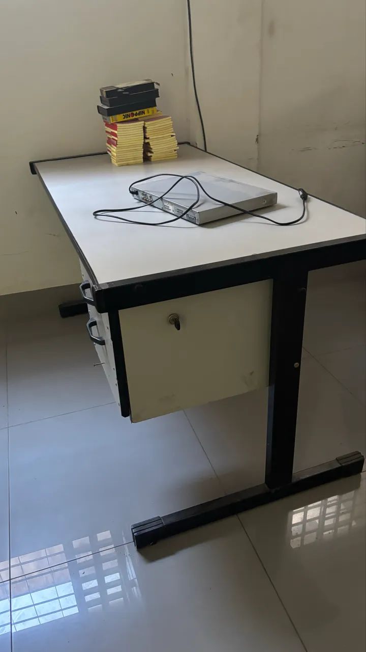 Mesa com 3 gavetas  - Foto 3