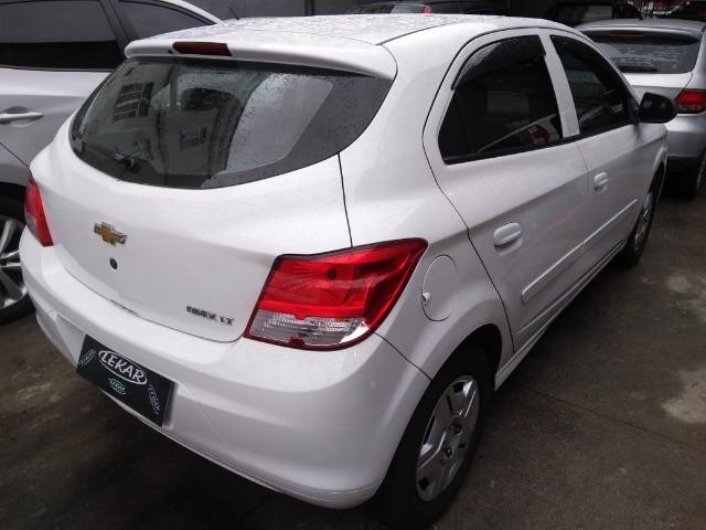 Gm -Onix LT B.Couro+multimidia+GNV Financiamos Sem Comprovação de Renda - Foto 5